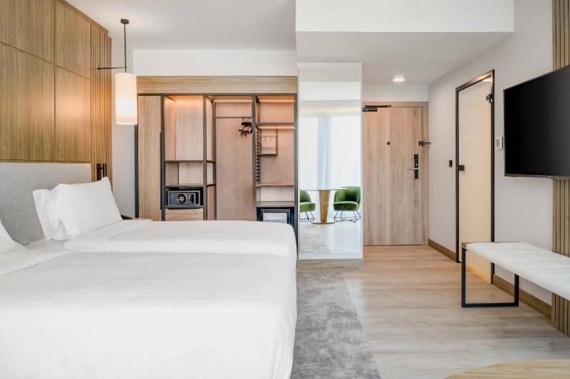 Standard Twin Room with Balcony image 1