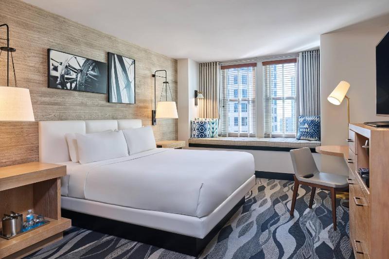 Standard King Room with City View image 1
