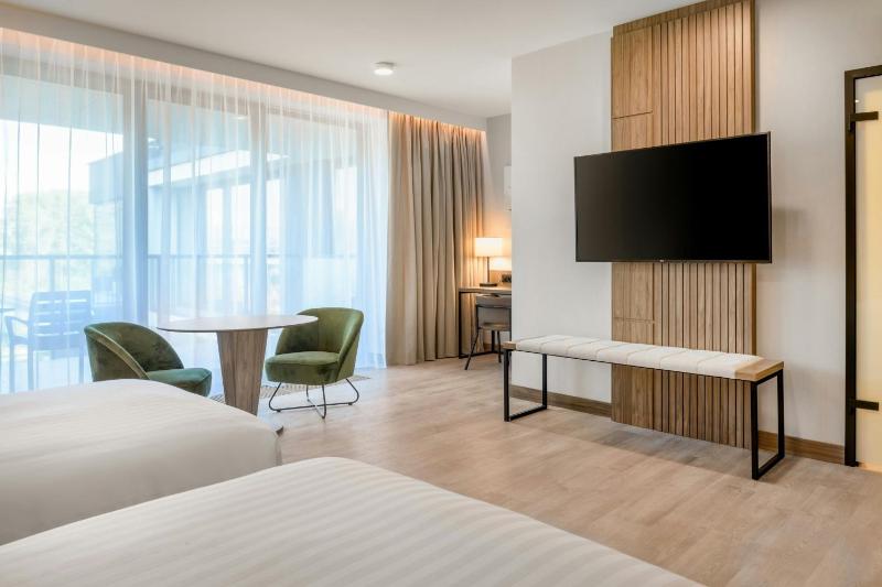 Standard Twin Room with Balcony image 3