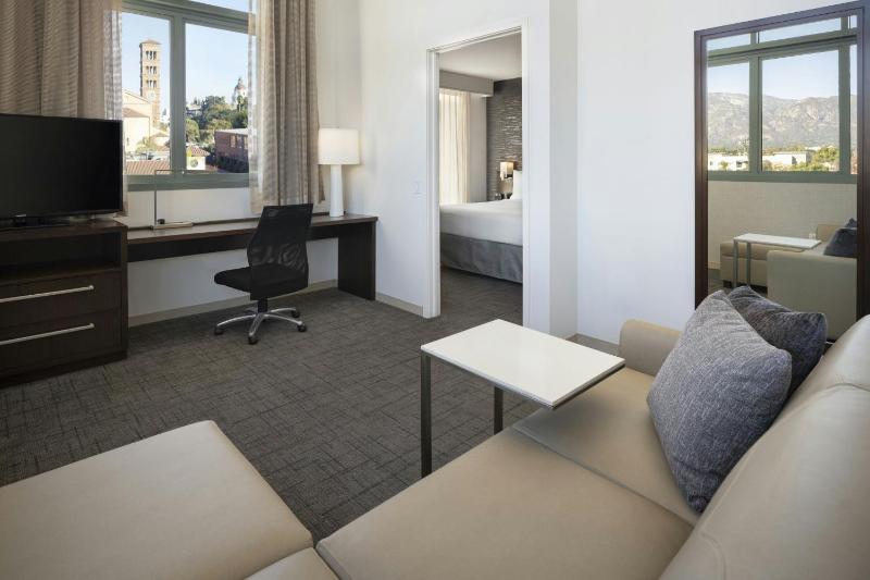 1 Bedroom Suite, 1 King, Sofa bed image 4