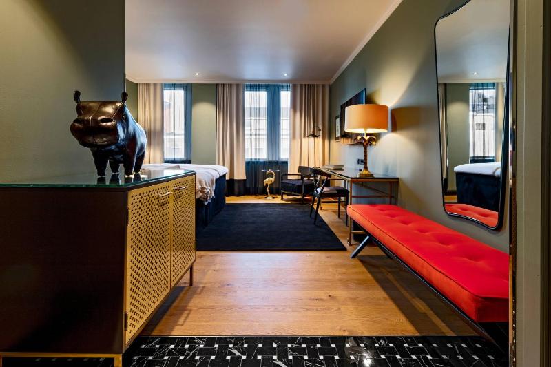 Luxe, Deluxe Guest room, 1 King image 3