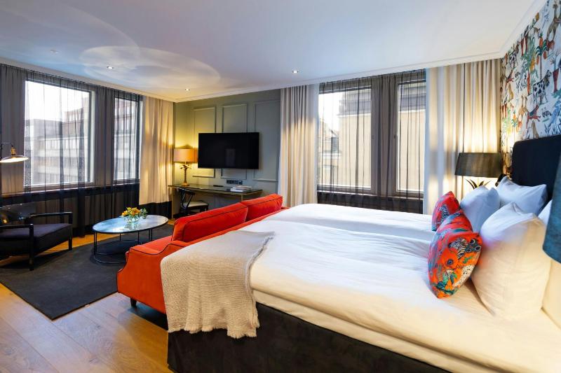 Corner, Larger Guest room, 1 King image 3