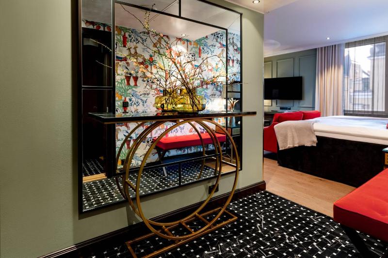 Corner, Larger Guest room, 1 King image 4