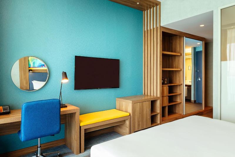 Aloft King Room including Shopping Malls Shuttle Service, 20% off F&B, Spa & Abra Boat Tour Discount image 1