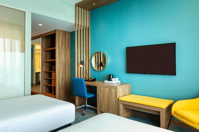 Aloft Twin Room including Shopping Malls Shuttle Service, 20% off F&B, Spa & Abra Boat Tour Discount image 1