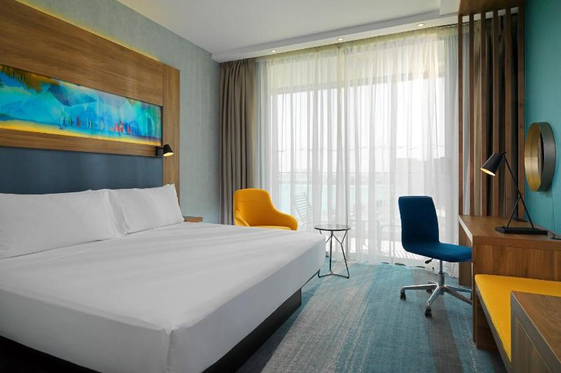 Aloft King Room including Shopping Malls Shuttle Service, 20% off F&B, Spa & Abra Boat Tour Discount image 3