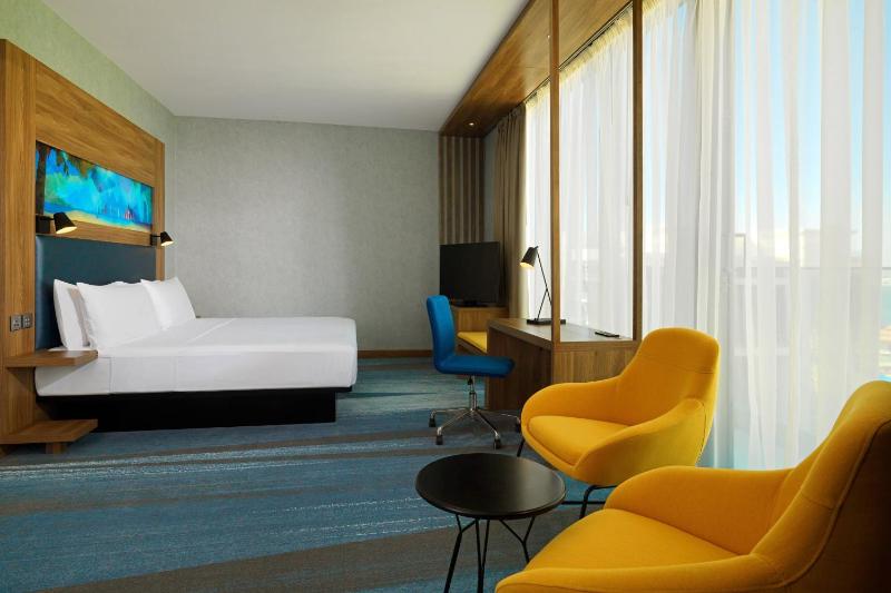 Savvy King Room including Shopping Malls Shuttle Service, 20% off F&B, Spa & Abra Boat Tour Discount image 1