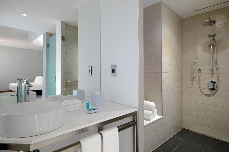 Savvy King Room including Shopping Malls Shuttle Service, 20% off F&B, Spa & Abra Boat Tour Discount image 4