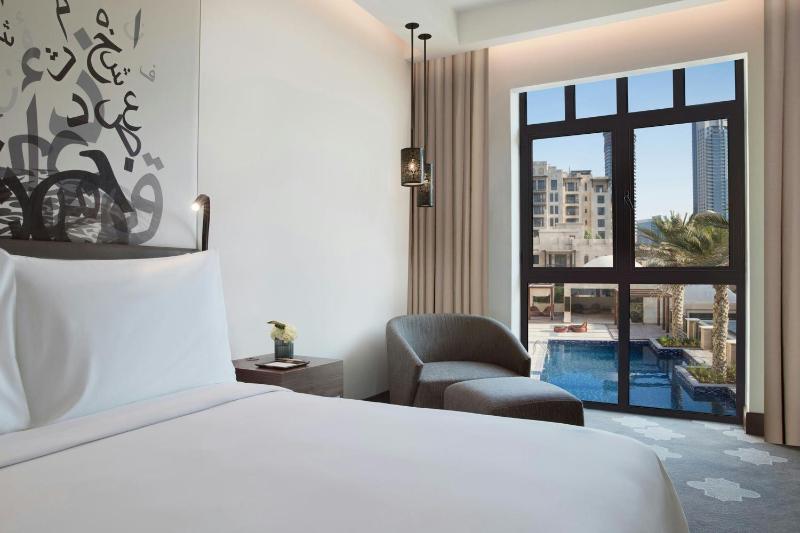 Deluxe King Room with Pool View image 3