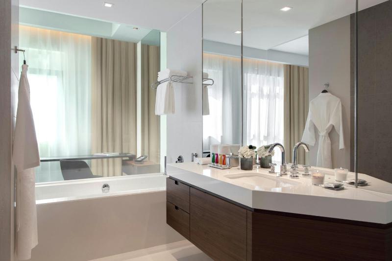 Deluxe Twin Room with Pool View image 2