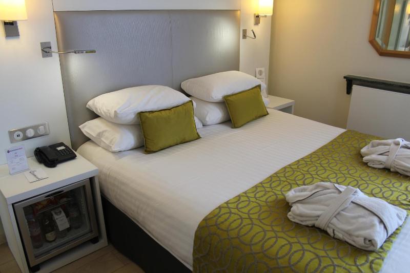 Comfort Queen Room with Balcony - Non-Smoking image 2