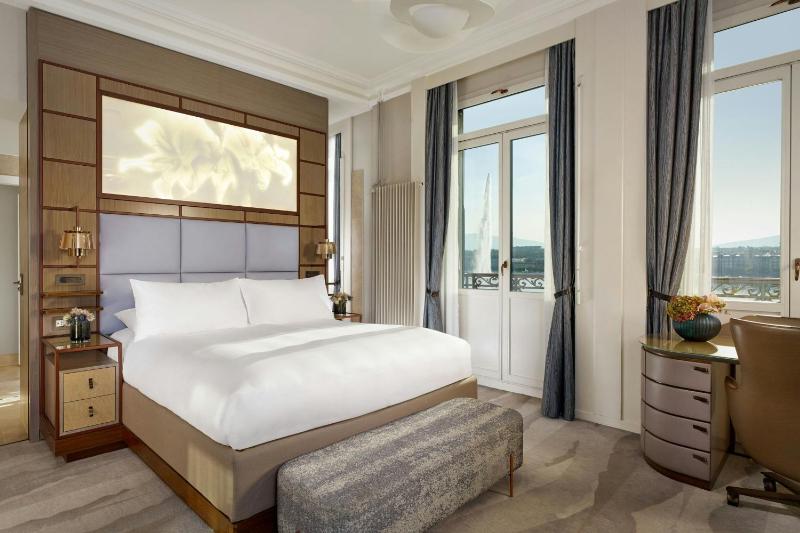 Lake Front Suite, 1 Bedroom Suite, 1 King, Sofa bed, Balcony image 1