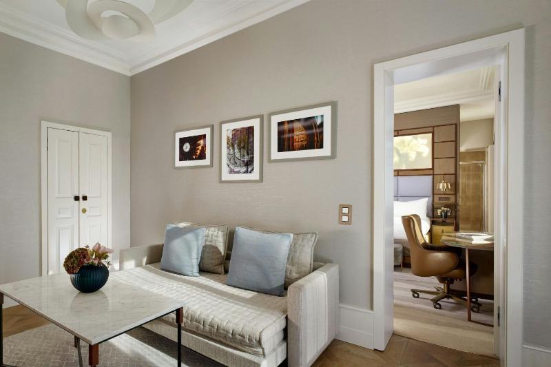 Lake Front Suite, 1 Bedroom Suite, 1 King, Sofa bed, Balcony image 3