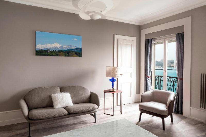 Lake Front Junior Suite, Suite, 1 King, Lake Front view image 3