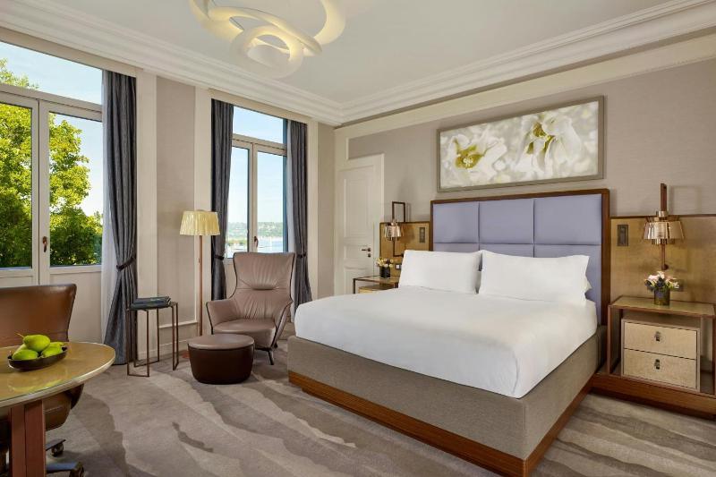 Deluxe Lake View, Guest room, 1 King, Lake view image 1