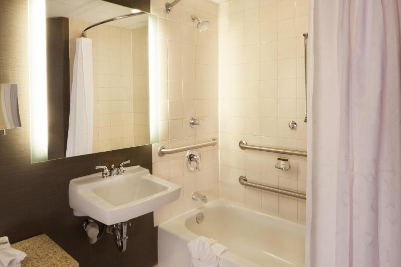 Guest Room, 1 King image 3