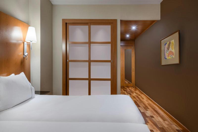 Twin Room image 1