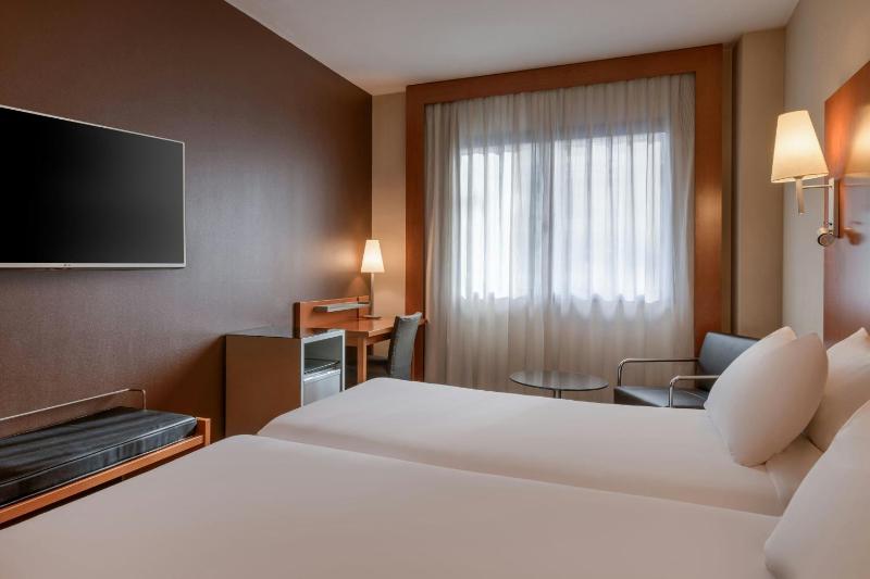 Twin Room image 4