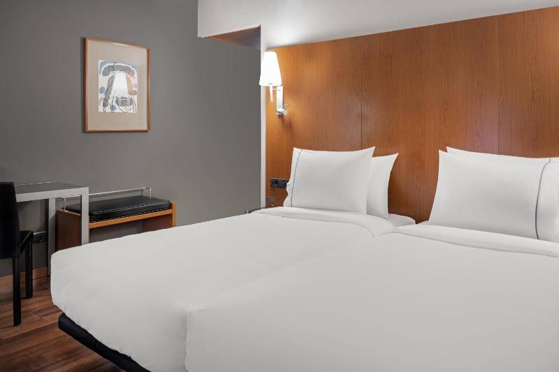 Standard Twin Room image 1