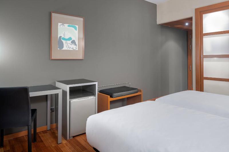 Standard Twin Room image 4