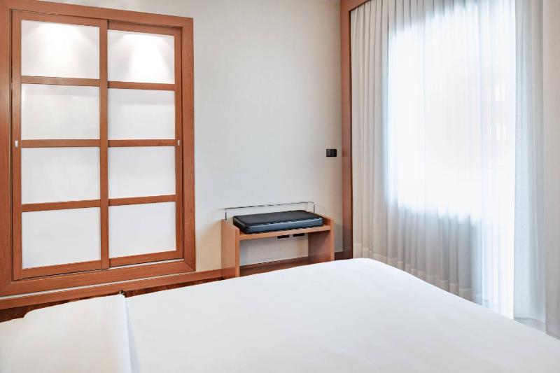 Junior King Suite image 4