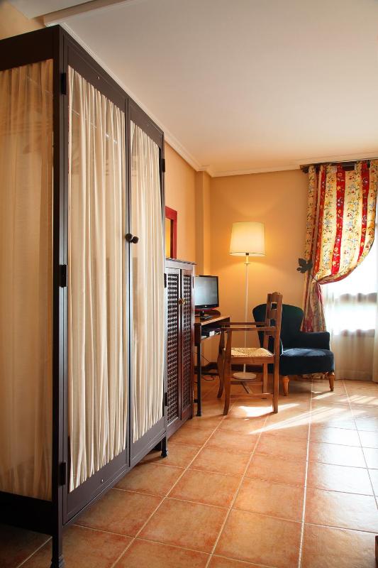 Twin Room image 4