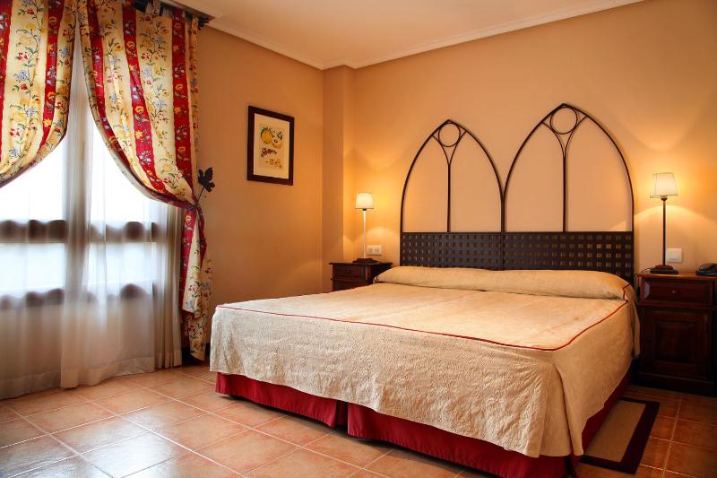 Twin Room image 2