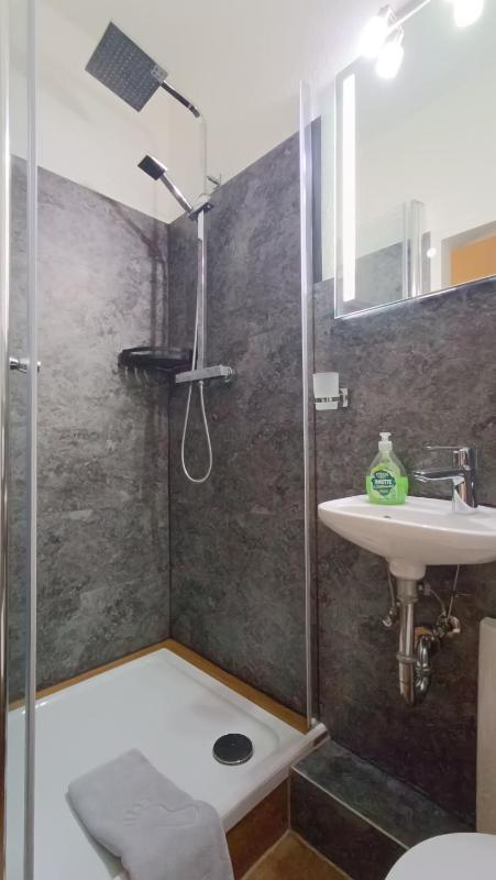 Single Room image 4