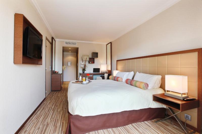 Double Room with City View image 3
