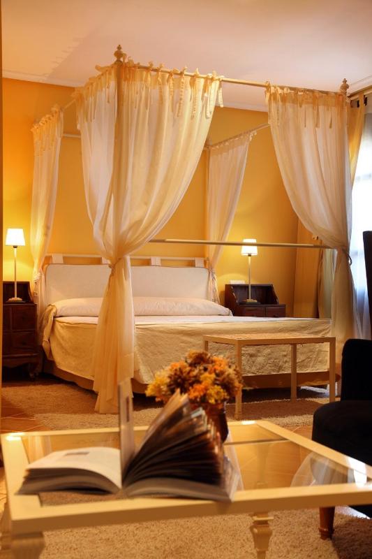 Deluxe Double Room with Balcony image 4