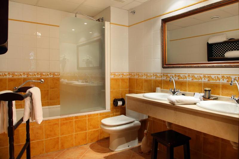 Deluxe Double Room with Balcony image 3