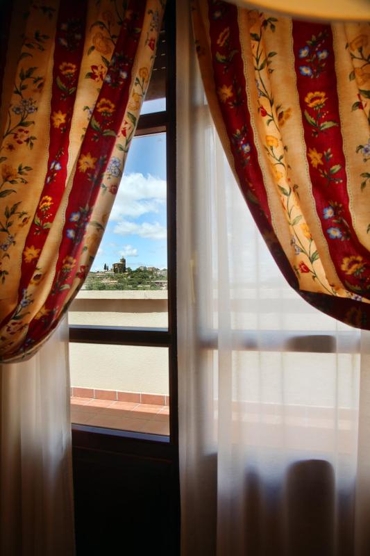 Deluxe Double Room with Balcony image 2