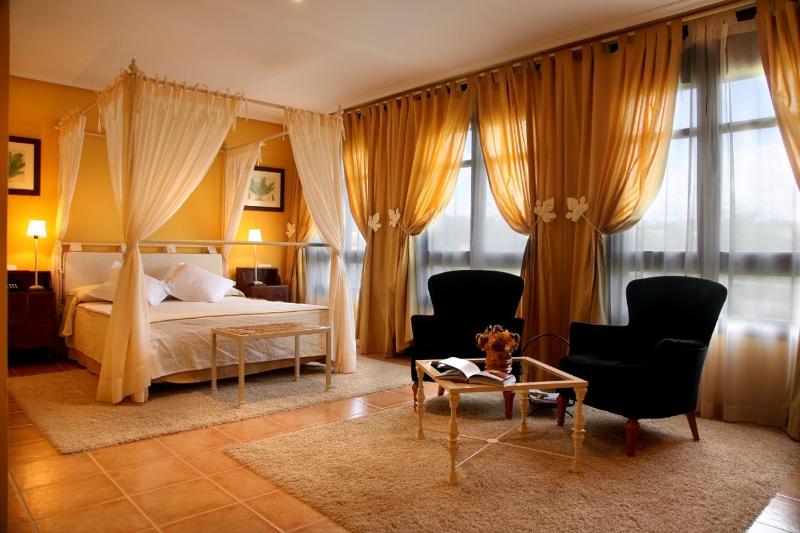 Deluxe Double Room with Bath image 2