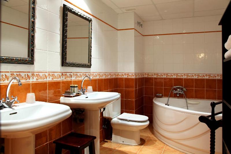 Deluxe Double Room with Bath image 1