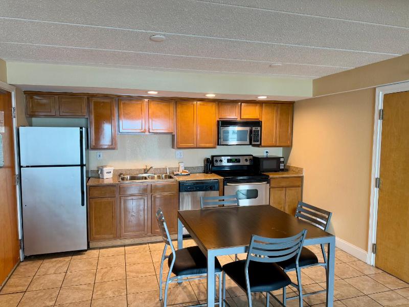 1 King Bed, One-Bedroom, Suite, Oceanfront, Non-Smoking image 3