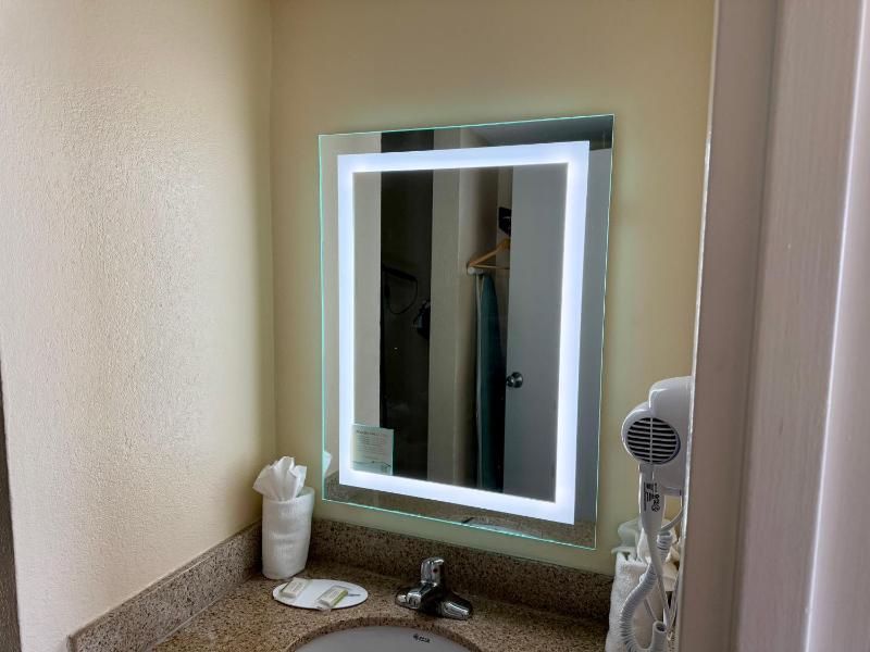 Aquarius Oceanfront Hotel - image 8