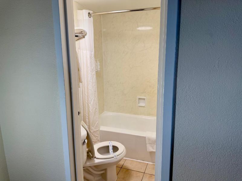 Aquarius Oceanfront Hotel - image 17