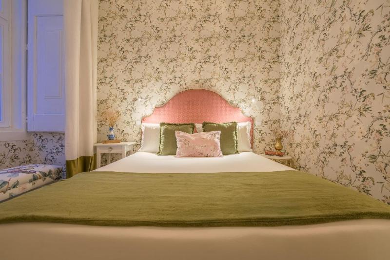 Deluxe Double Room image 3