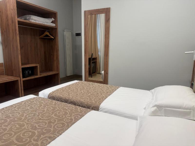 Twin Room image 4