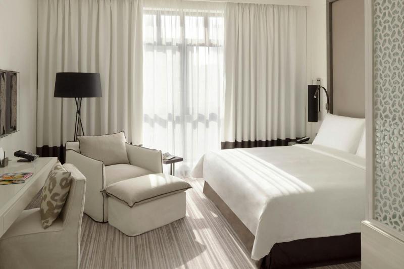 Deluxe King Room with Pool View image 4