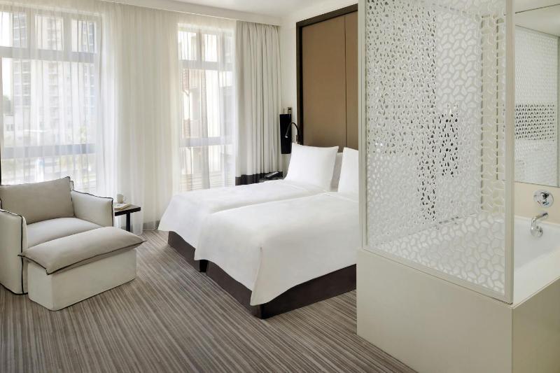 Deluxe Twin Room with Pool View image 4