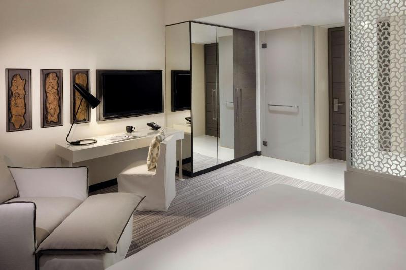 Deluxe King Room with Pool View image 3