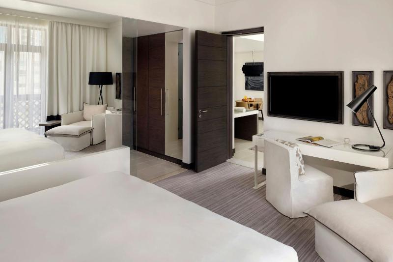 Junior King Suite with Balcony and City View image 3