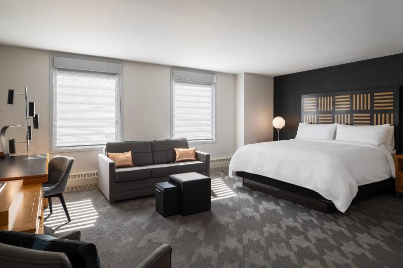 Studio King Bed Room image 3
