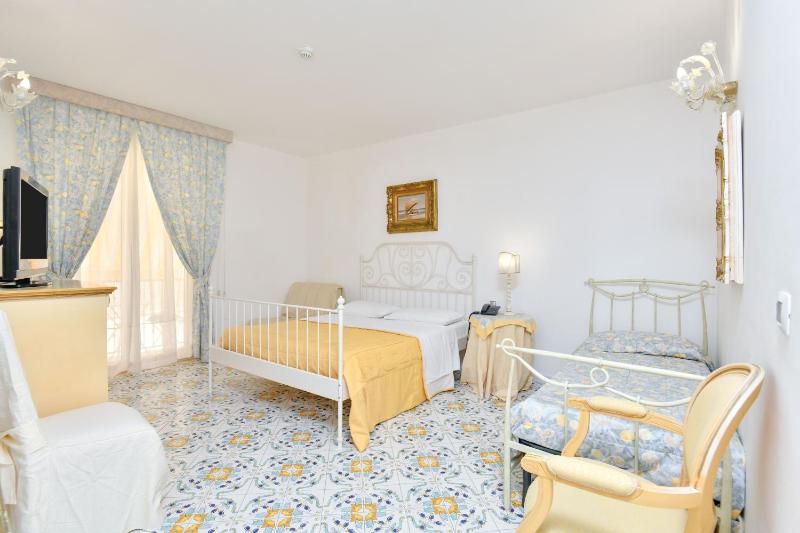 Standard Triple Room - Depandance image 1