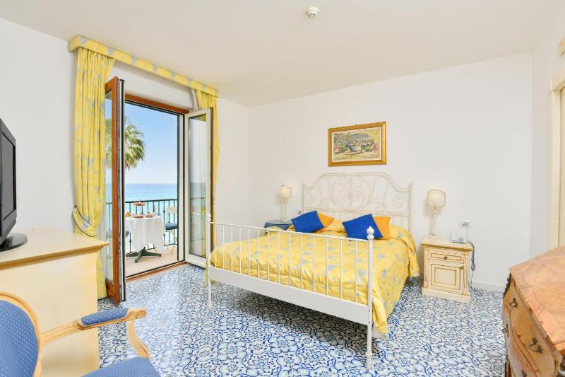Standard Double Room with Lateral Sea View- Depandance image 4