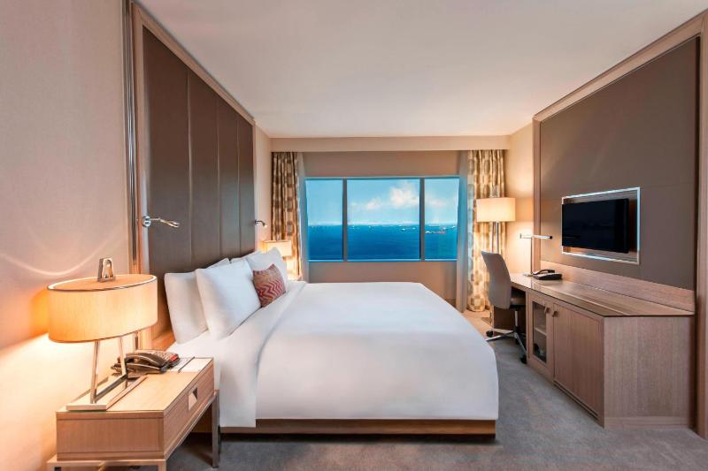 Executive King Room with Sea View and Club Lounge Access image 1