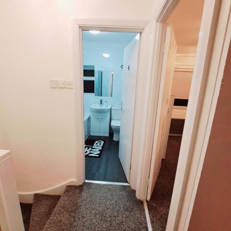 Cozy 2BR Home Pets Welcome  Free Parking  Wifi - image 15
