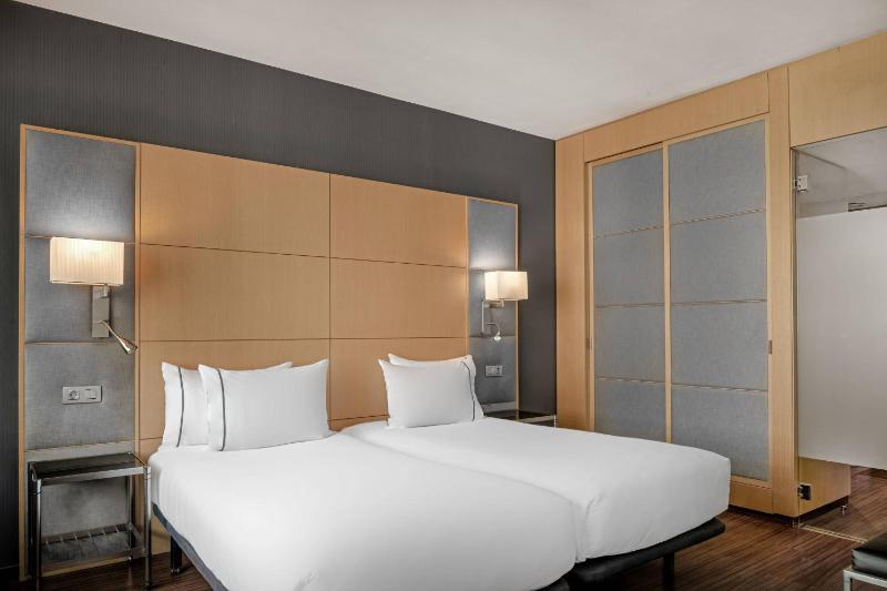 Standard Twin Room with Street View image 2