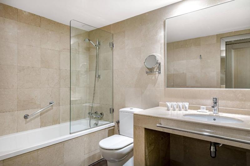 Standard Twin Room with Street View image 4